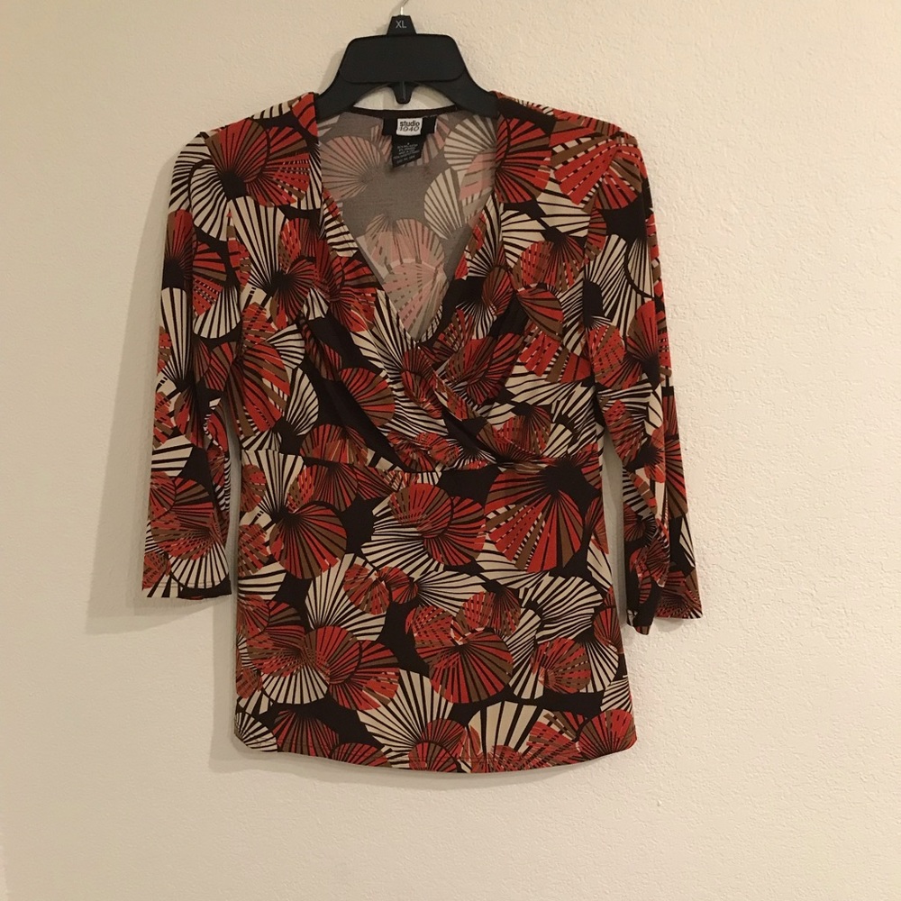 Women’s V Neck Size S   “Studio 1940” Top